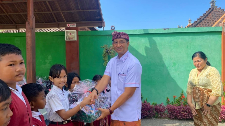 kegiatan penerimaan bantuan untuk siswa kurang mampu 1